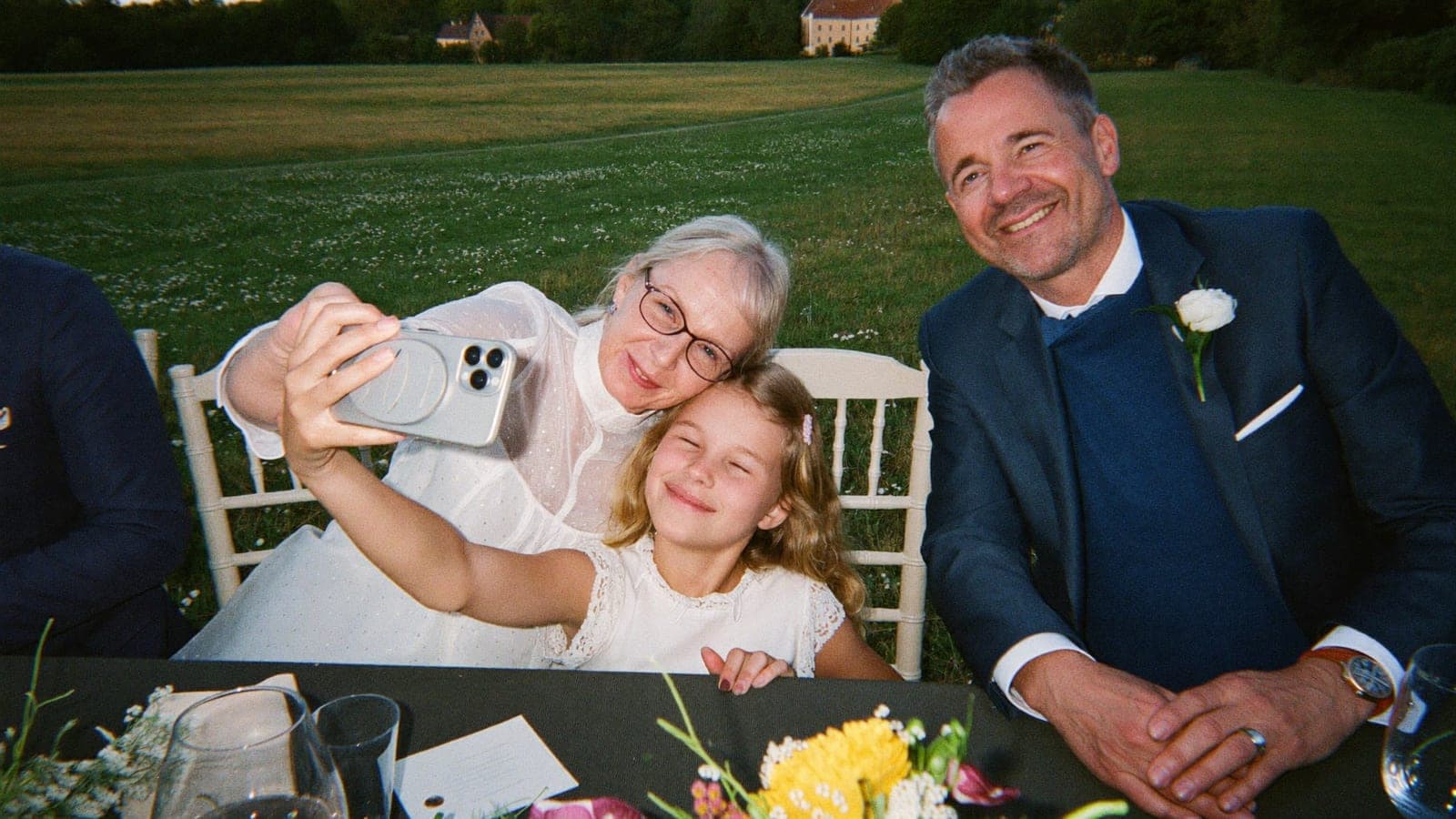 Ein lustiges Selfie mit der Familie am Hochzeitstisch