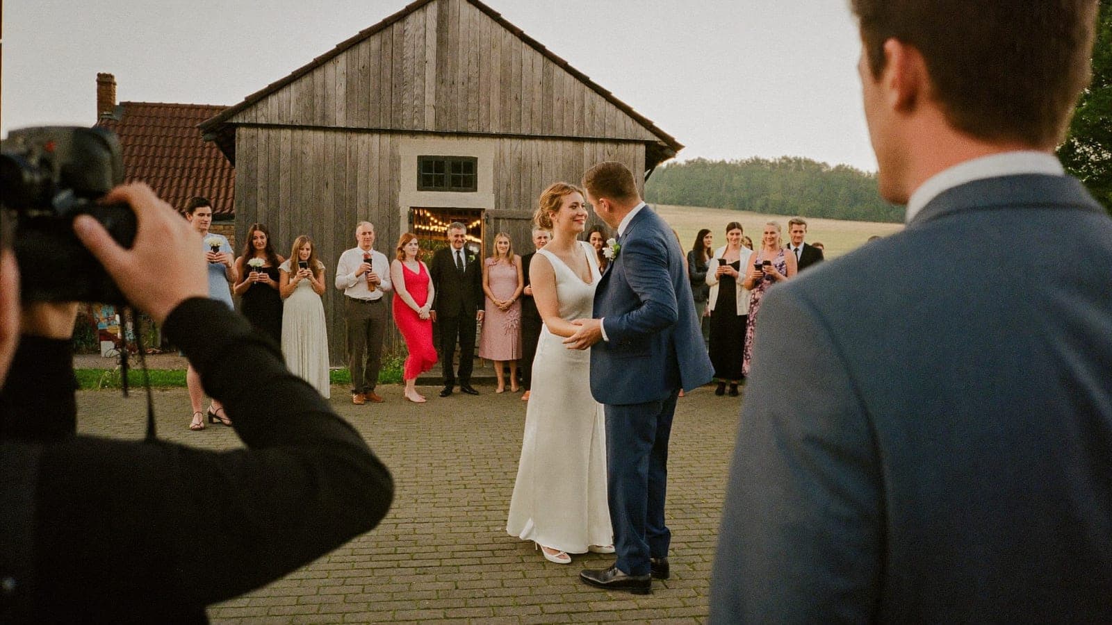 Der Hochzeitsfotograf hält am Abend den Eröffnungstanz des Brautpaars fest