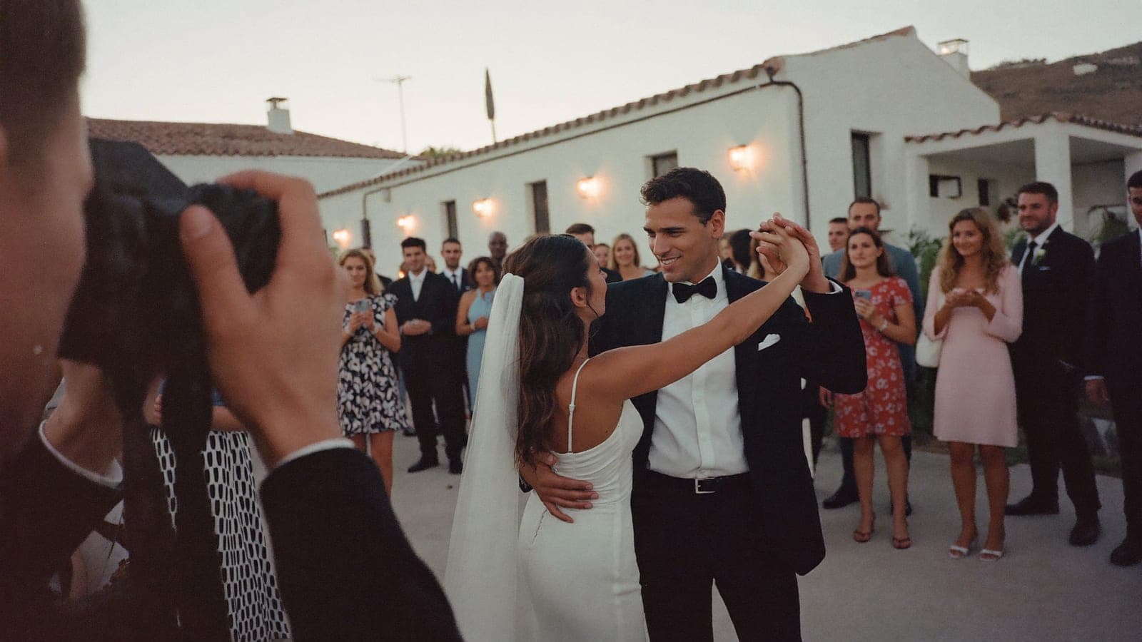 El fotógrafo capta el primer baile de los novios al atardecer