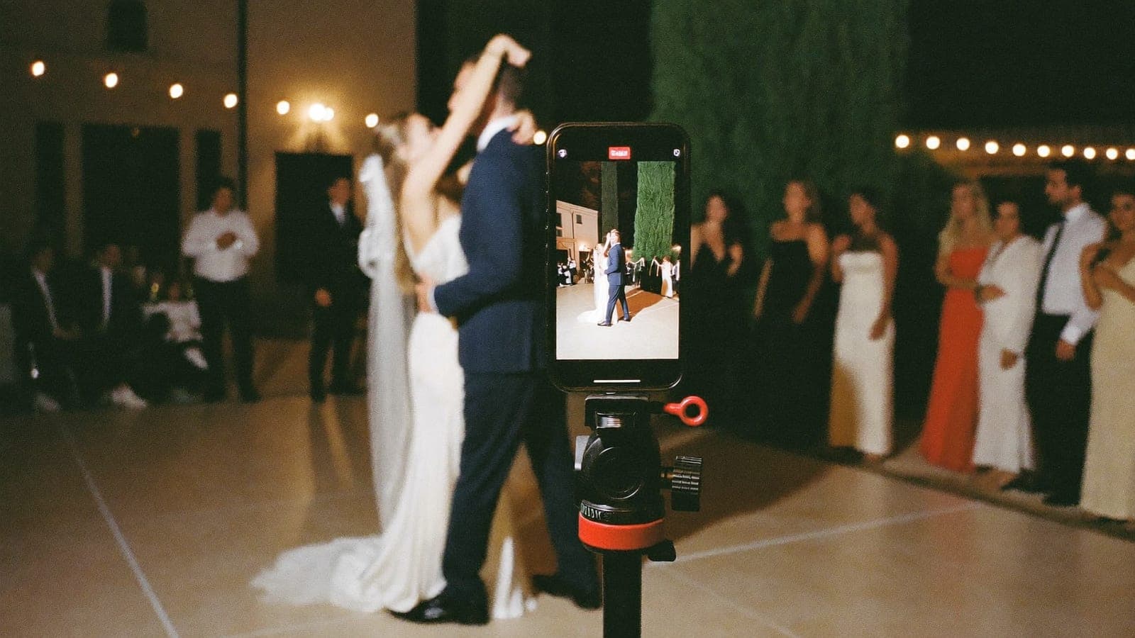 Un móvil en un trípode graba el primer baile de los novios