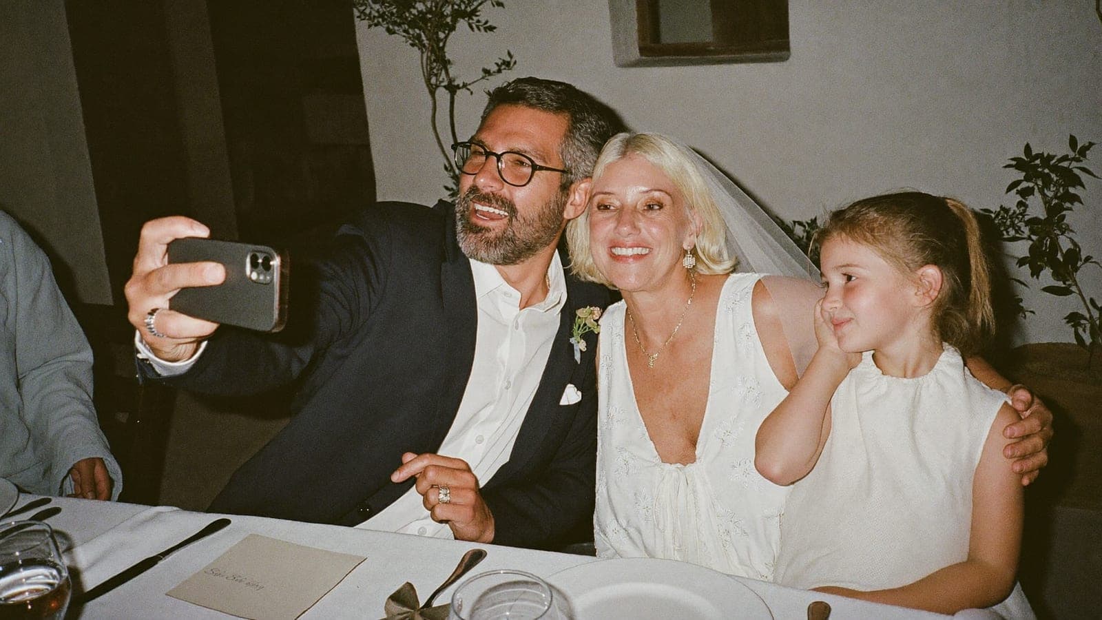Un selfie divertido con la familia en la mesa de la boda