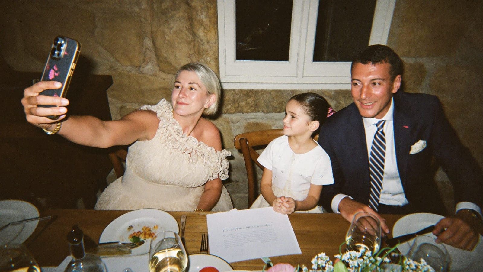 Un selfie amusant en famille à la table du mariage