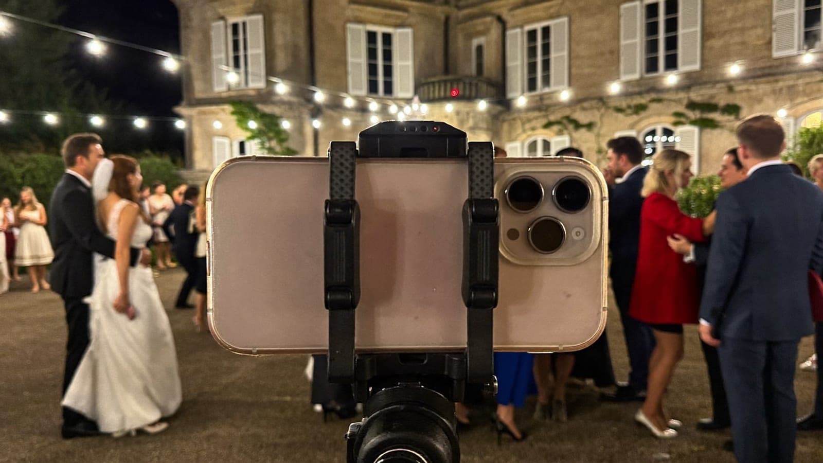 Un téléphone sur trépied filme l'ouverture de bal des mariés
