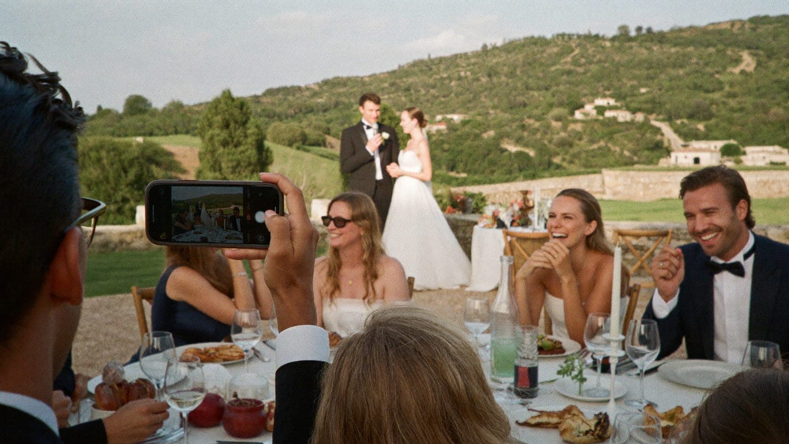 Un invité filme au téléphone le discours du témoin pendant le dîner