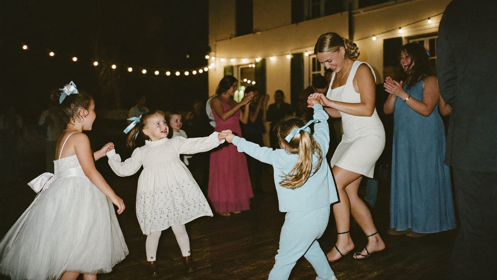 I bambini ballano con la sposa sulla pista da ballo