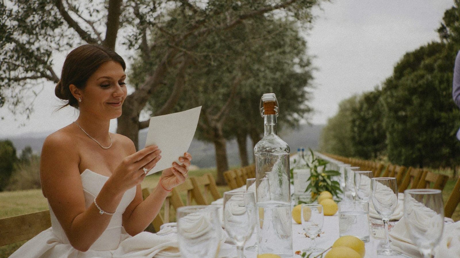 La sposa legge un bigliettino accanto al suo piatto