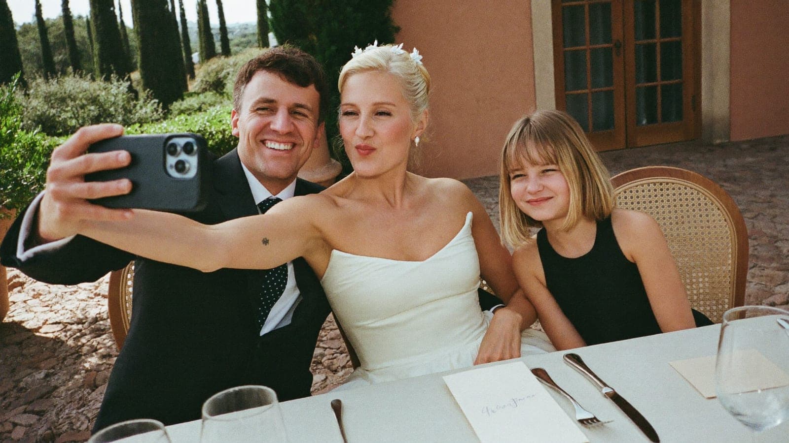 Un selfie divertente in famiglia al tavolo del matrimonio