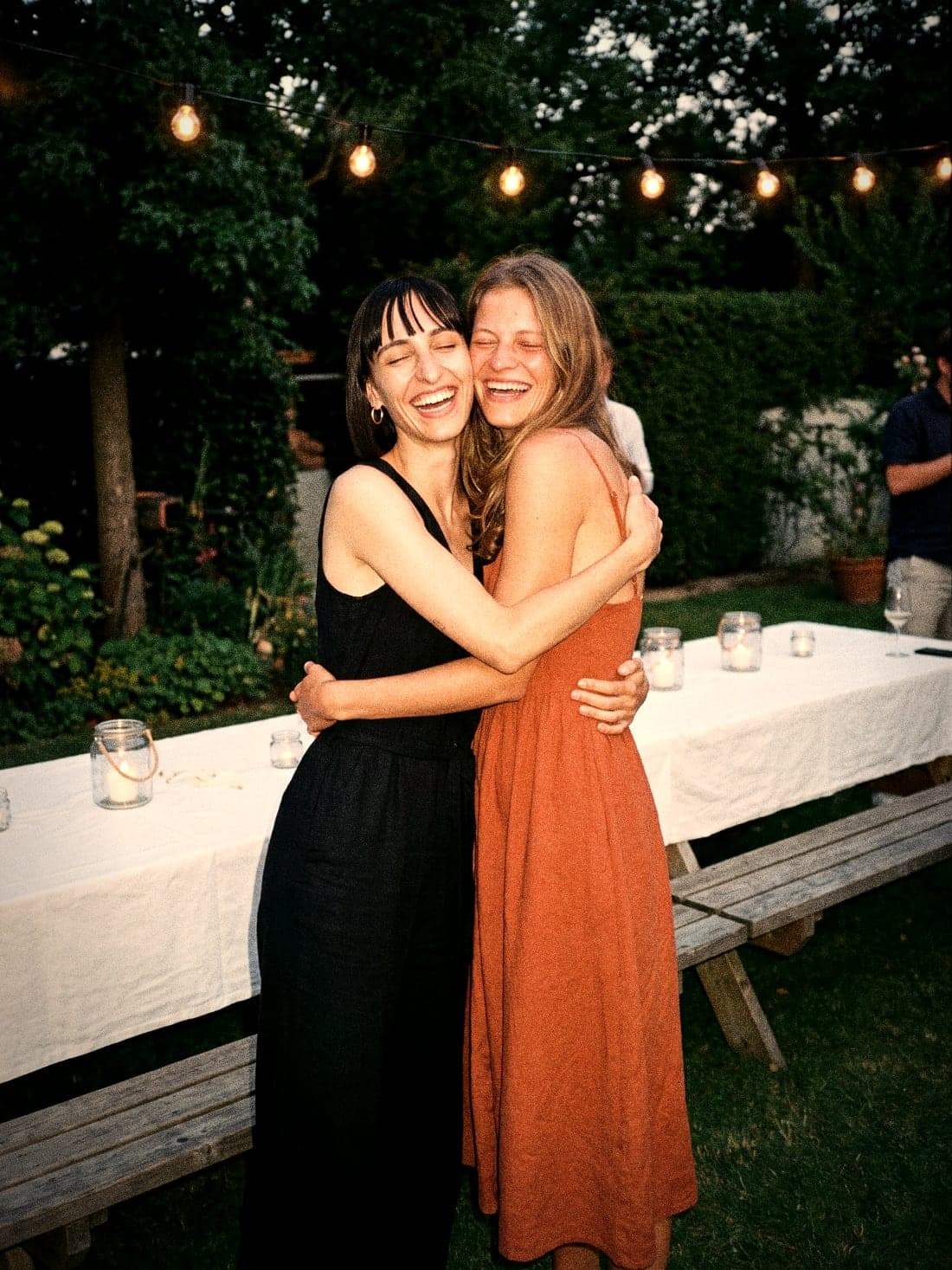 Femke and Sanne hug