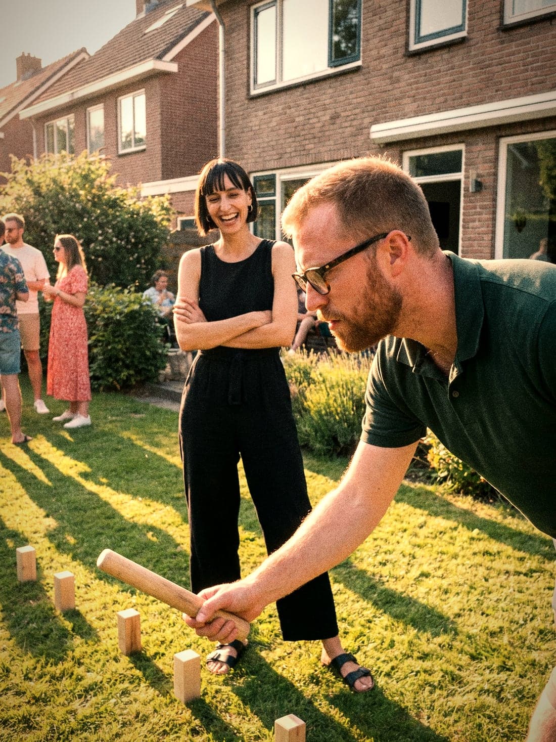 Joost takes aim at kubb, Femke laughs at him
