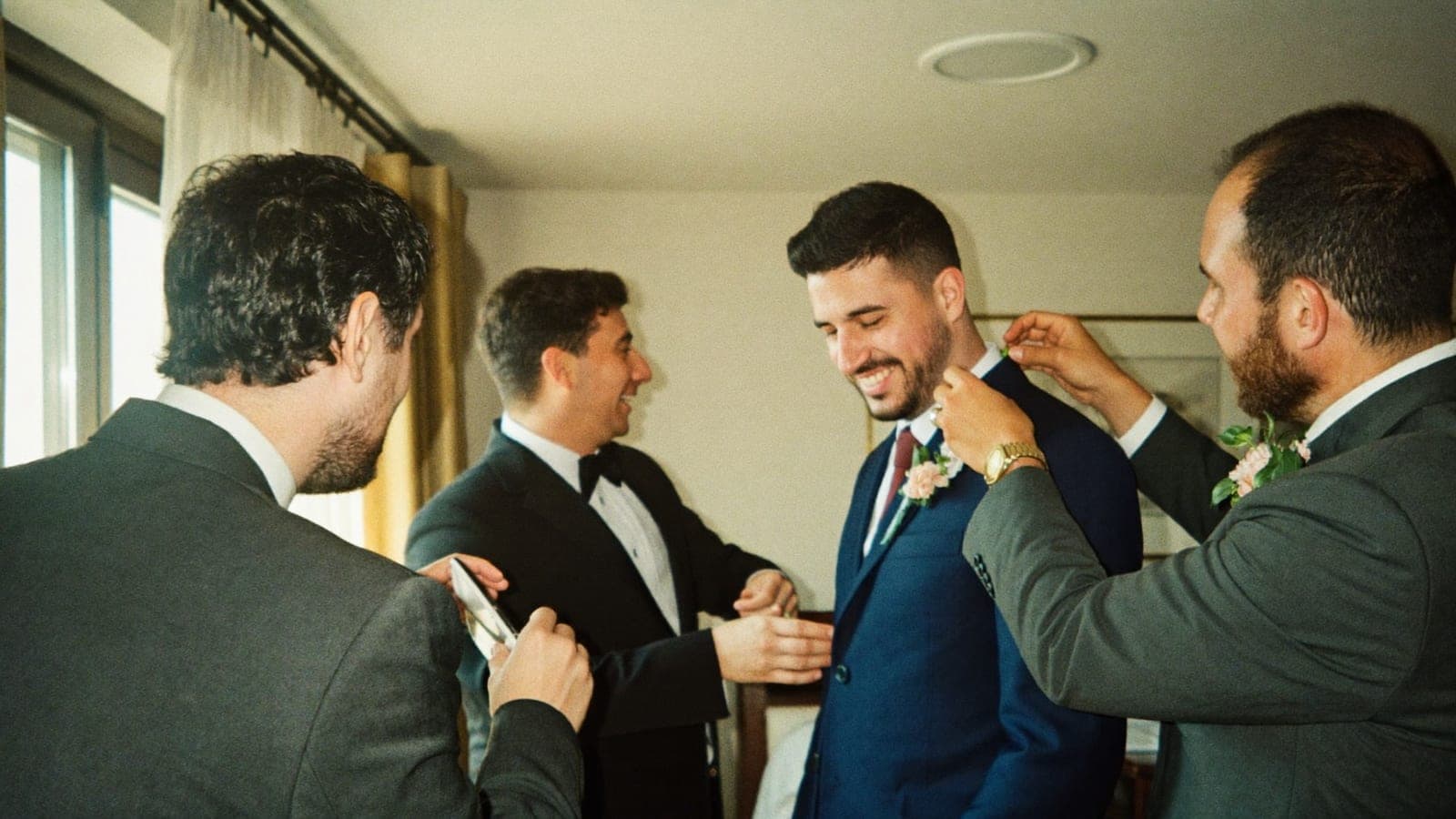 Damat, arkadaşları gülerken kravatını bağlıyor