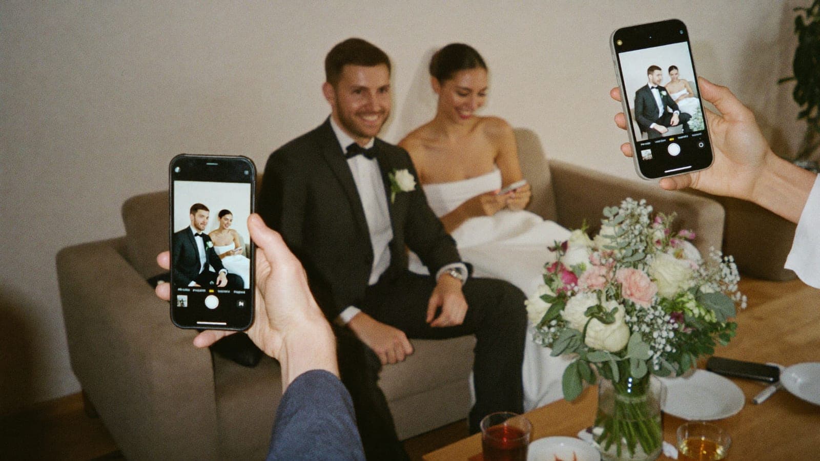 Yeni evliler düğünün ertesi sabahı telefonda birlikte fotoğraflara bakıyor