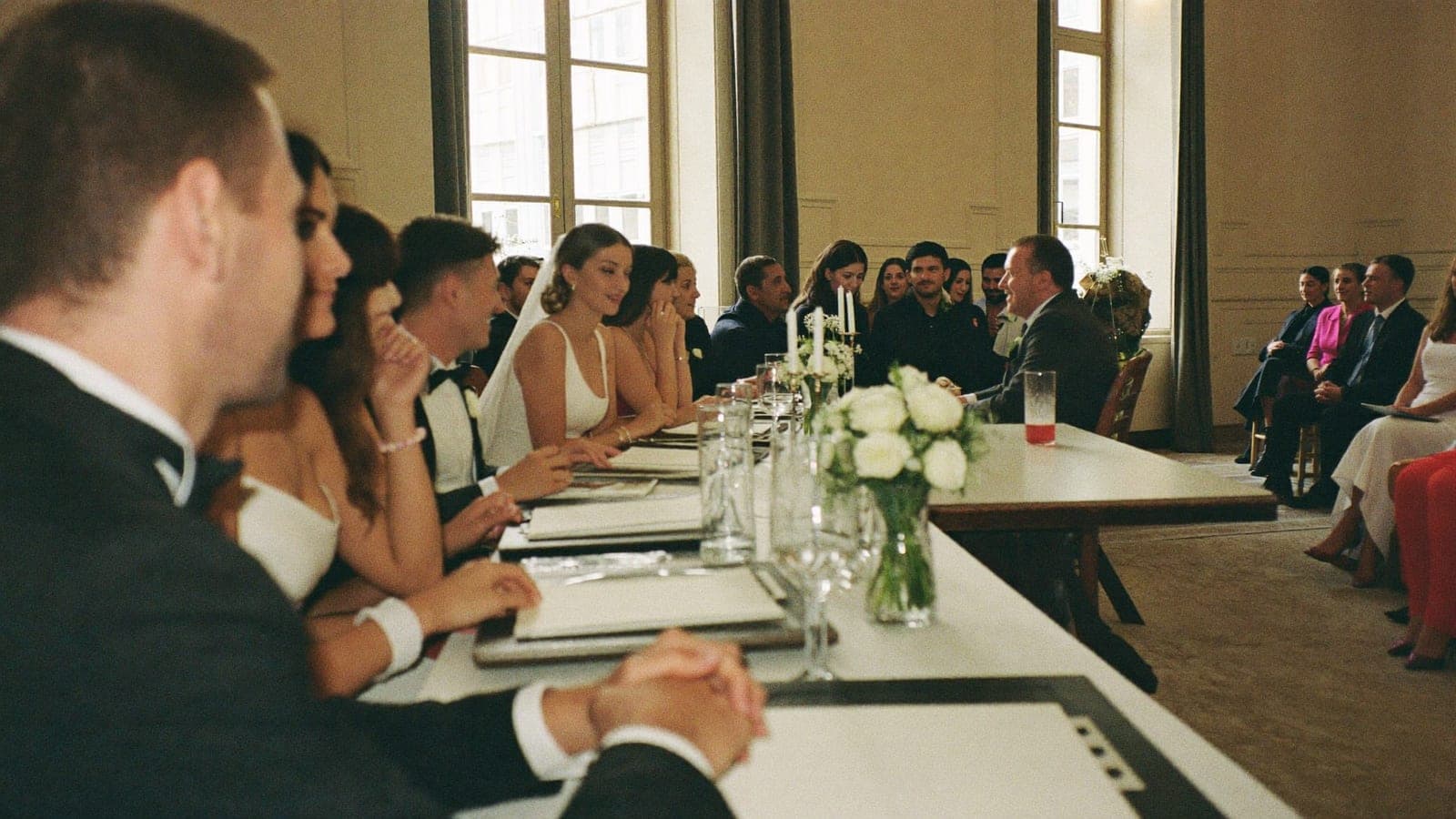 Nikah töreninde davetliler telefonsuz, dikkatle çifti izliyor